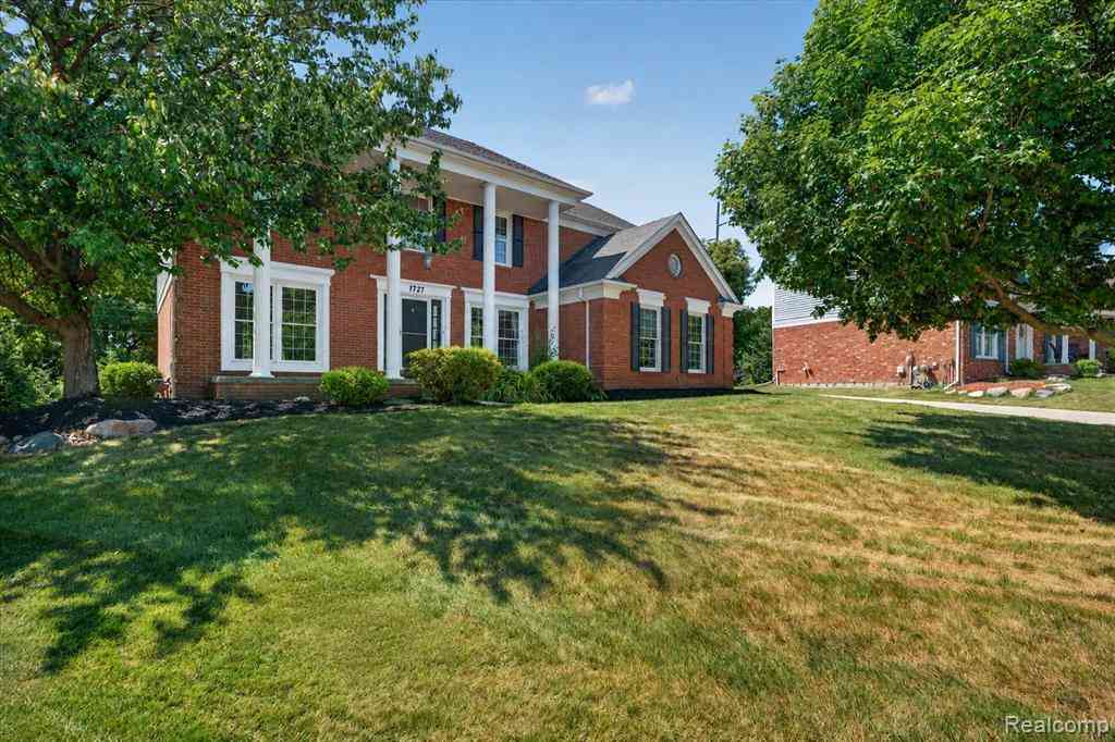 Homes For Sale - 1727 Hillcrest Drive <br/> Rochester, MI 48306
