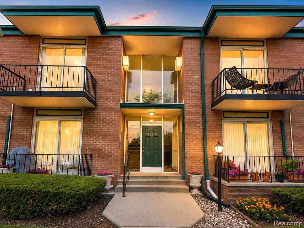Condo For Sale - 1954 Axtell Drive  #5<br/> Oakland County, Troy, MI 48084