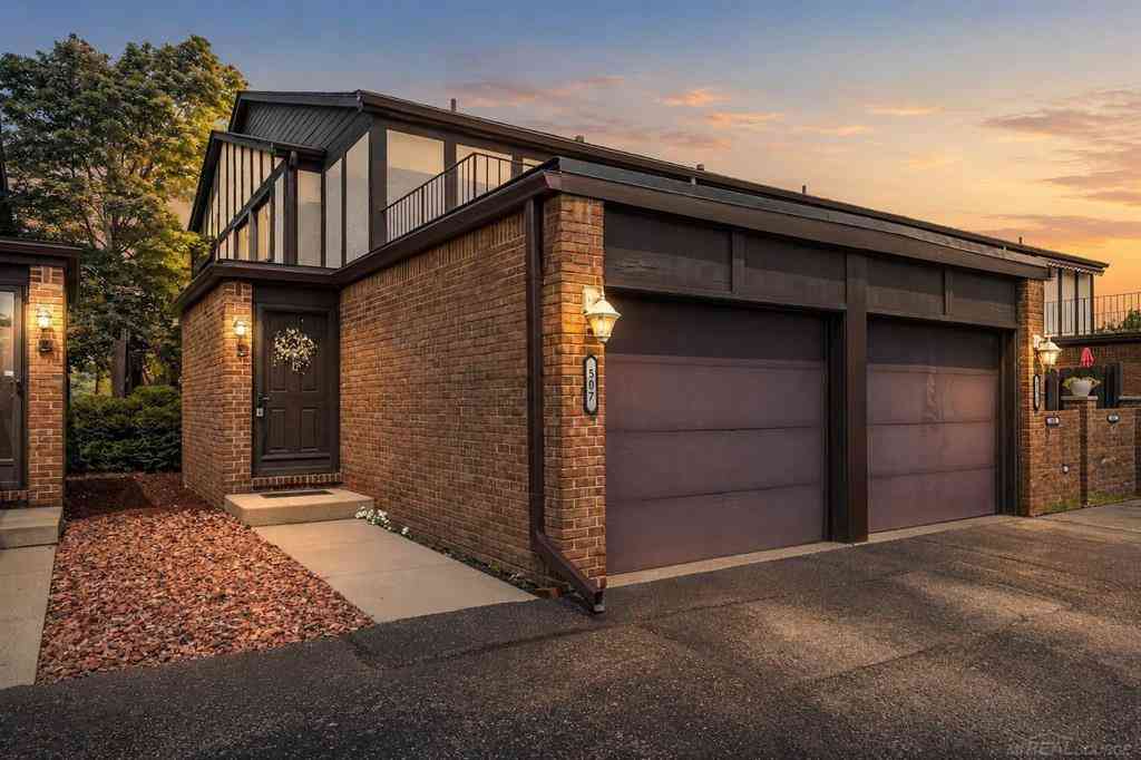 Condo For Sale - 507 Country Club Drive <br/> Saint Clair Shores, MI 48082