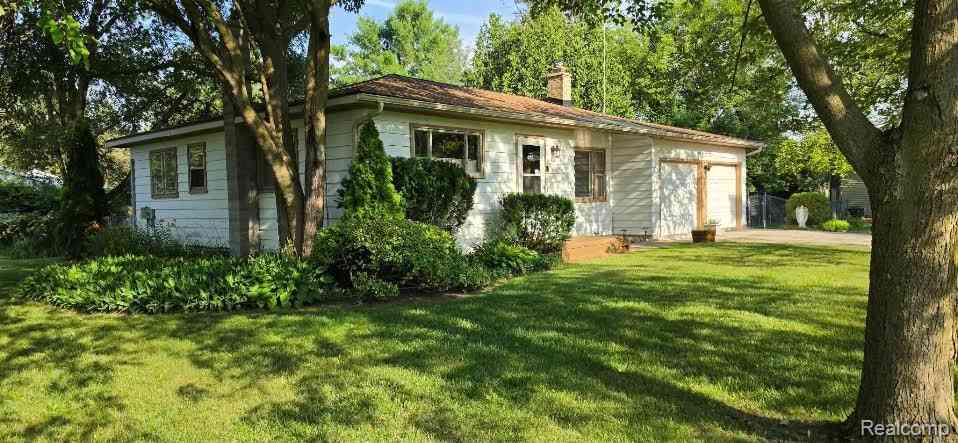 Homes For Sale - 9175 Bernice Drive <br/> Pinckney, MI 48169