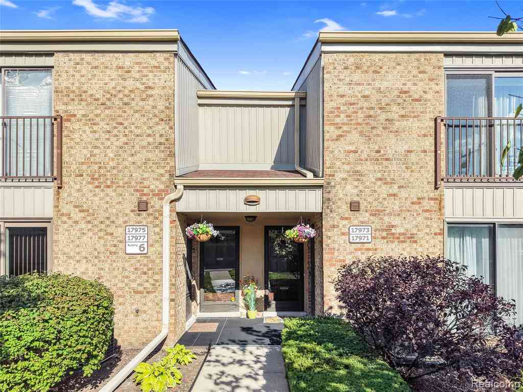 Condo For Sale - 17973 University Park Drive <br/> Wayne County, Livonia, MI 48152