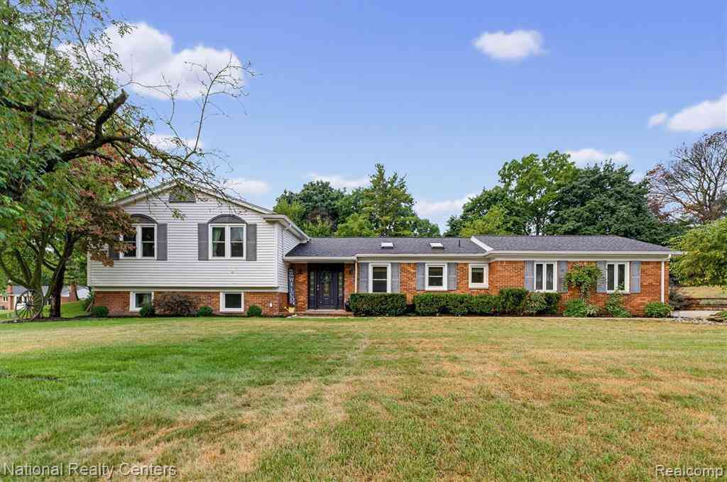 Homes For Sale - 216 Birch Hill Drive <br/> Rochester, MI 48306