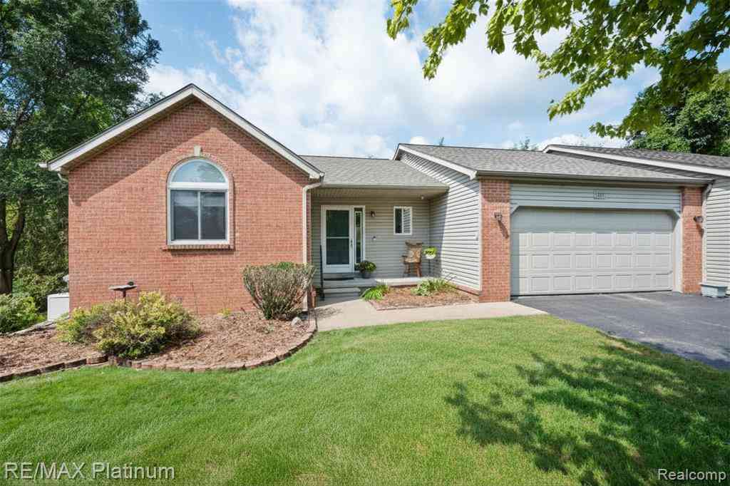 Homes For Sale - 1277 Crystal Pointe Circle <br/> Fenton, MI 48430
