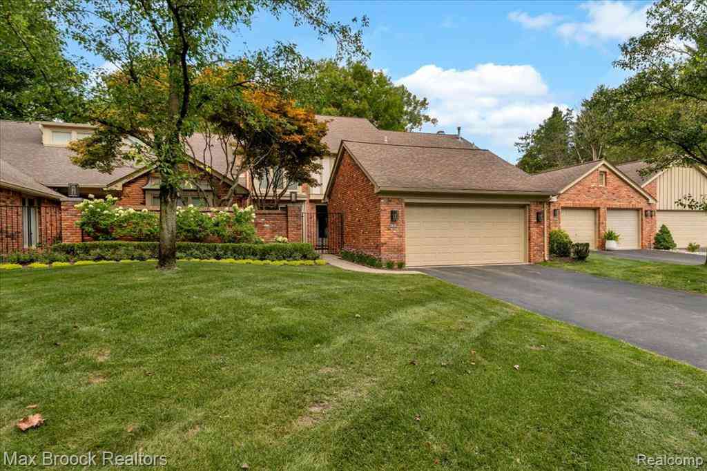 Condo For Sale - 24138 Bingham Pointe Drive <br/> Oakland County, Bingham Farms, MI 48025