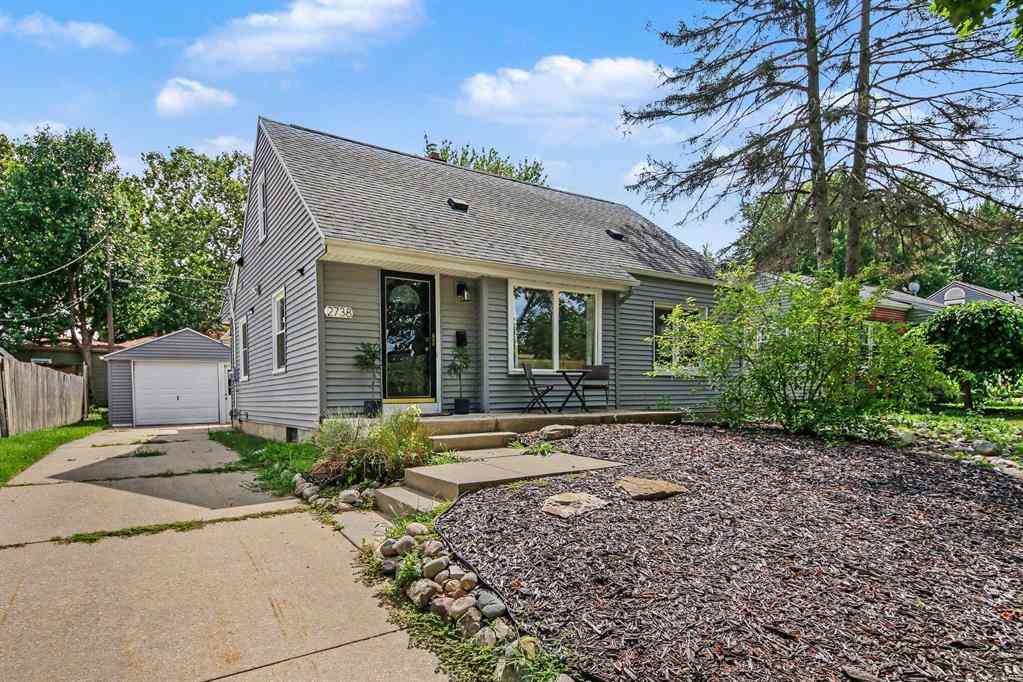 Homes For Sale - 2738 Richards Drive Se SE<br/> East Grand Rapids, MI 49506