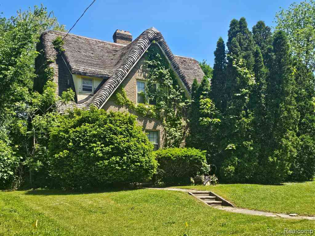 Homes For Sale - 303 Ottawa Drive <br/> Pontiac, MI 48341