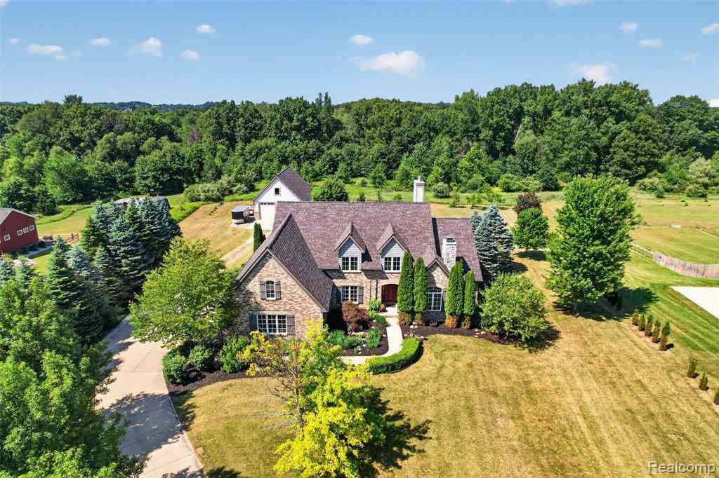 Homes For Sale - 5372 Stone Garden Drive <br/> Howell, MI 48843
