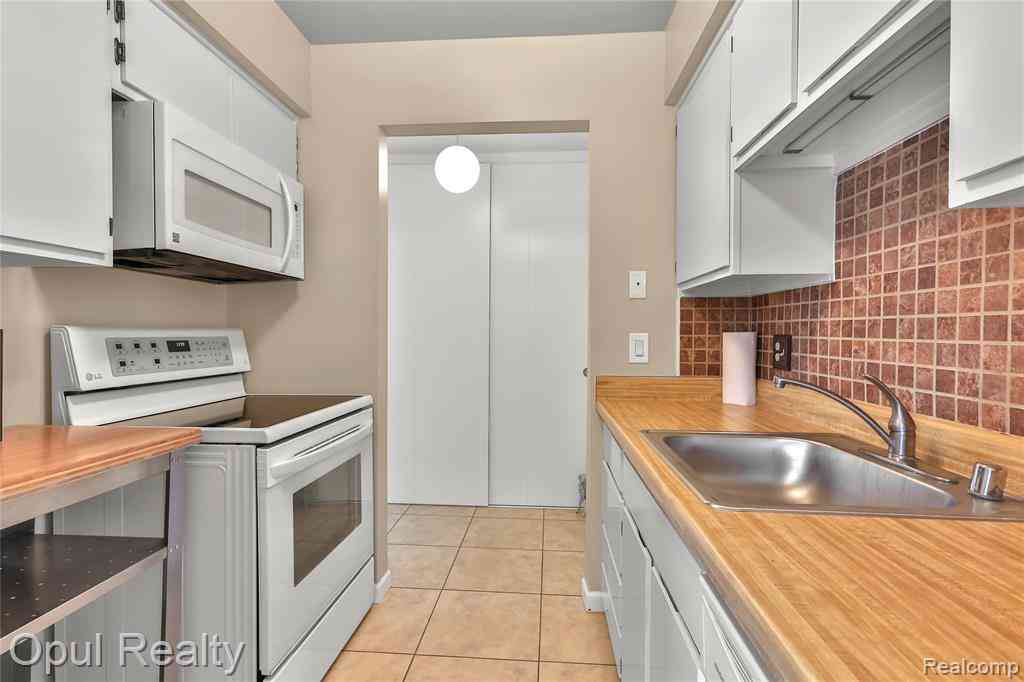 Condo For Sale - 30052 W 12 Mile Road  #68<br/> Oakland County, Farmington, MI 48334