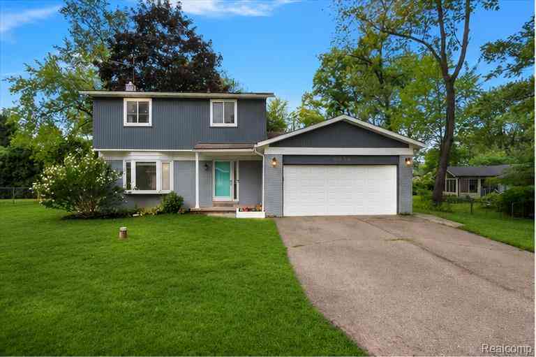 Homes For Sale - 4256 Highland Court <br/> West Bloomfield, MI 48323