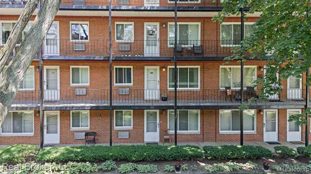 Condo For Sale - 2915 W 13 Mile Road  #207<br/> Oakland County, Royal Oak, MI 48073