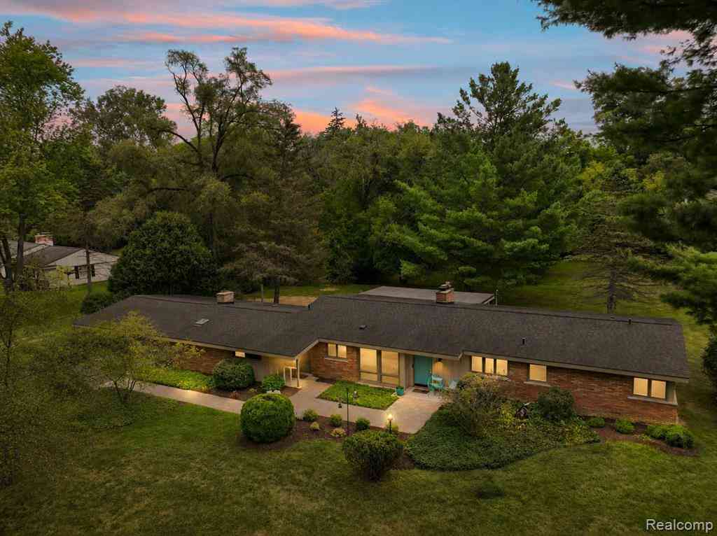 Homes For Sale - 32750 Romsey Road <br/> Franklin, MI 48025