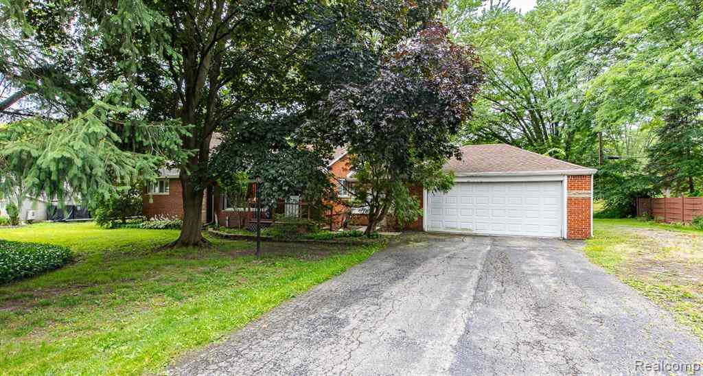 Homes For Sale - 5511 Wright Drive <br/> Troy, MI 48098