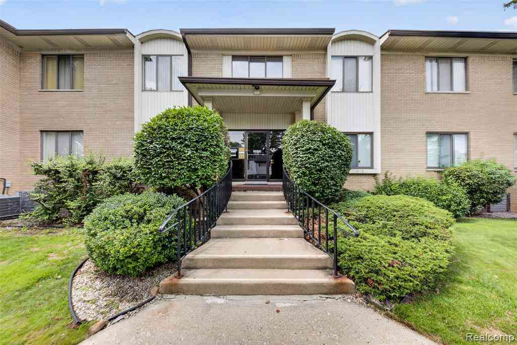 Condo For Sale - 31915 W 14 Mile Road <br/> Oakland County, Farmington Hills, MI 48334