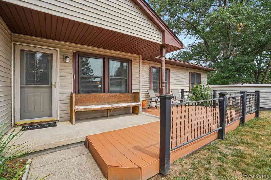 Condo For Sale - 7812 Oakland Place <br/> Oakland County, Waterford, MI 48327