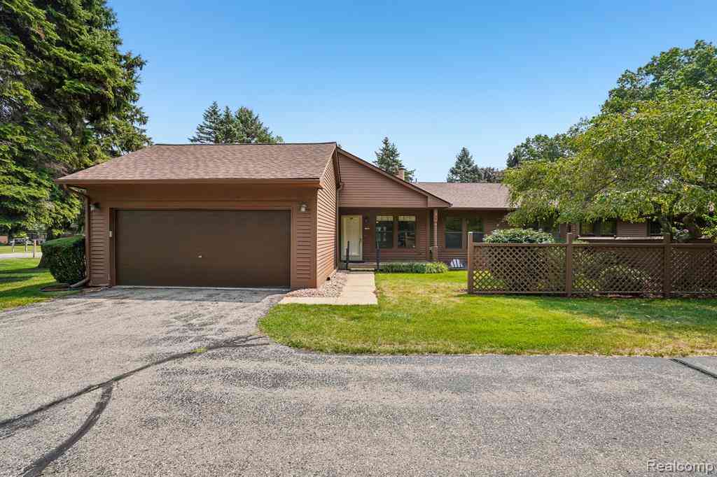 Condo For Sale - 7775 Oakland Place <br/> Oakland County, Waterford, MI 48327