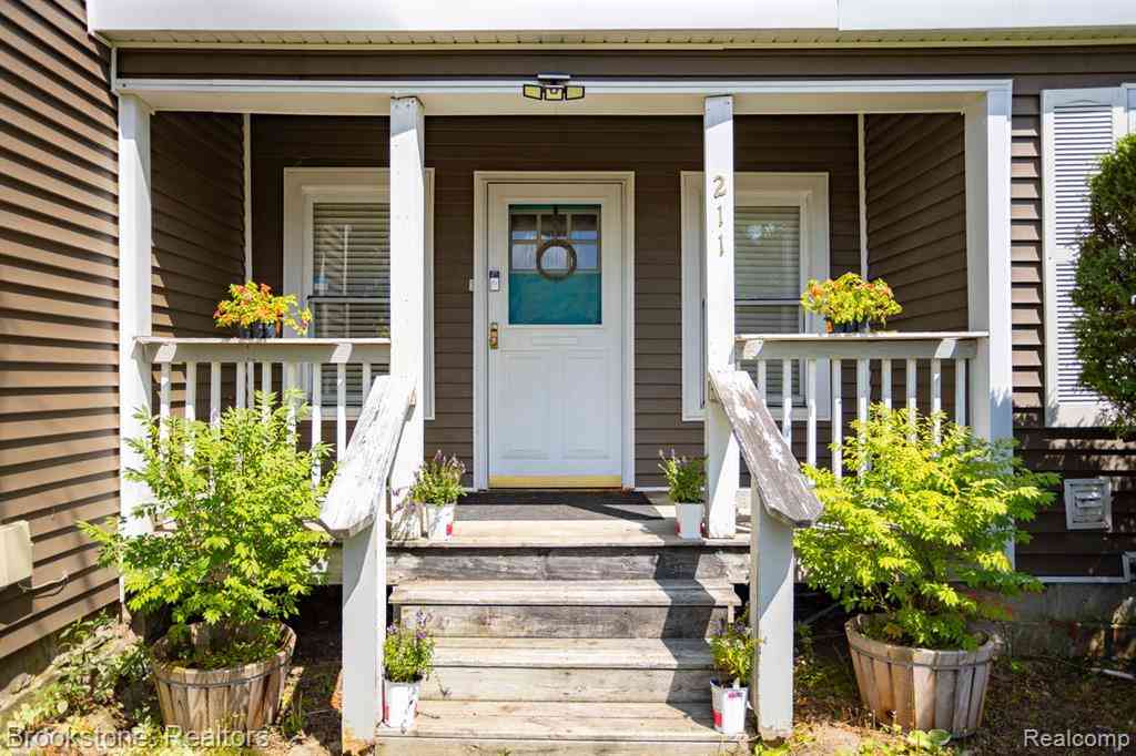 Homes For Sale - 211 E Oregon Street <br/> Lapeer, MI 48446