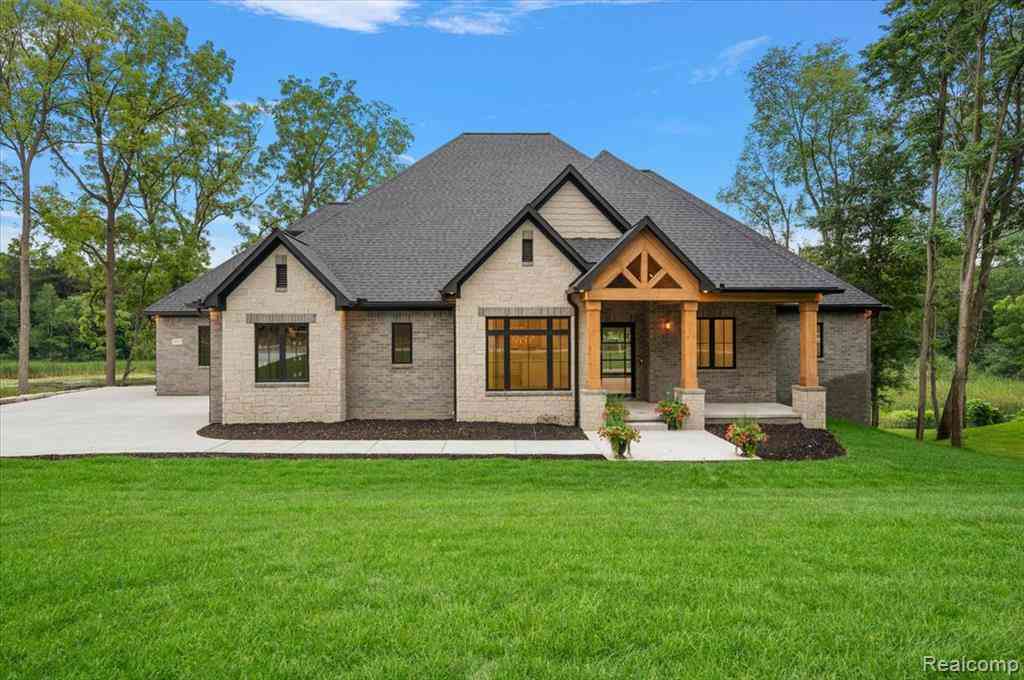 Homes For Sale - 1059 Iroquois Trail <br/> Oxford, MI 48371