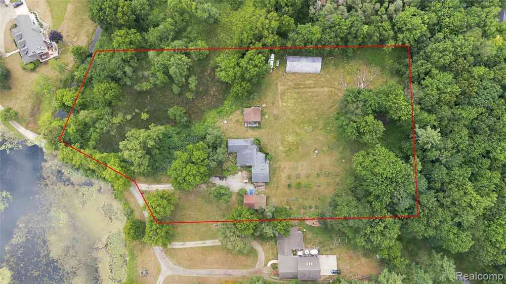 Homes For Sale - 301 Willow Lane <br/> Oakland County, Lake Orion, MI 48362