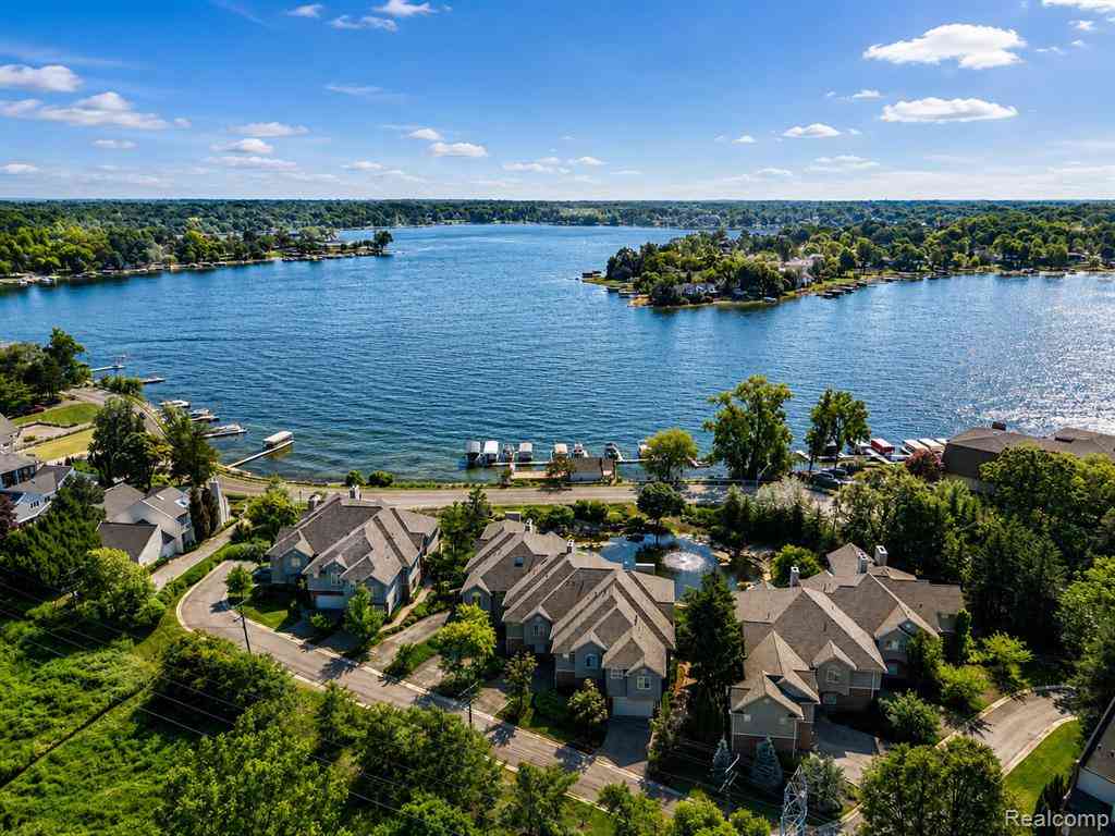 Condo For Rent - 3782 Pine Lake Knoll Drive <br/> West Bloomfield, MI 48324
