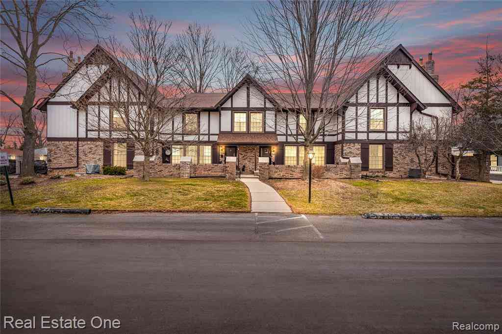Condo For Sale - 21901 Shore Pointe Lane  #39<br/> Saint Clair Shores, MI 48080