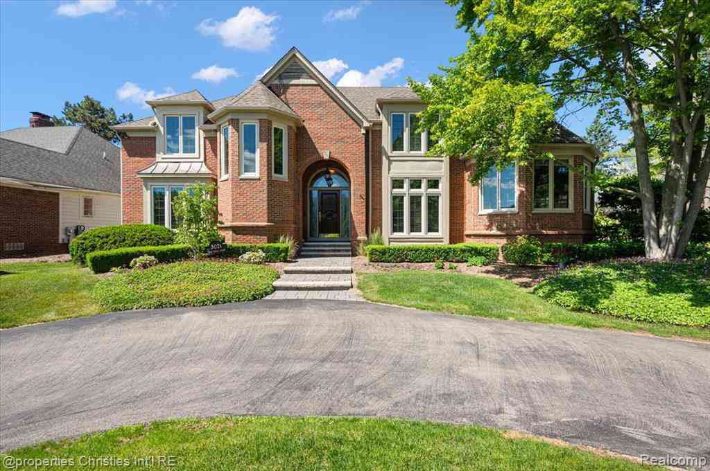 Homes For Sale - 3021 E Ridge Court <br/> Bloomfield Hills, MI 48302