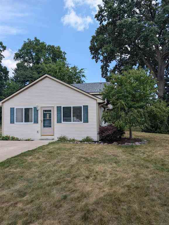Homes For Sale - 901 S Winding Drive <br/> Waterford, MI 48328