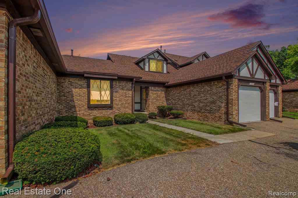 Condo For Sale - 3326 Heritage Parkway <br/> Dearborn, MI 48124