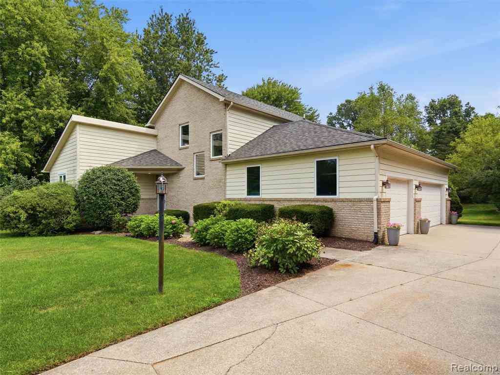 Homes For Sale - 4505 Mariners Court <br/> White Lake, MI 48386