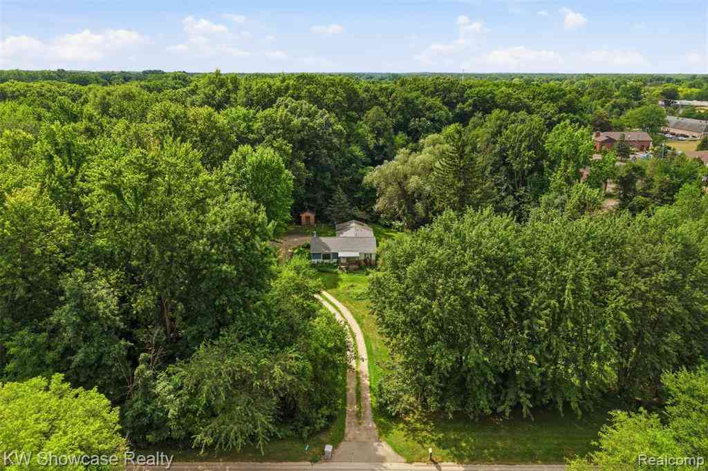 Homes For Sale - 60677 9 Mile Road <br/> South Lyon, MI 48178