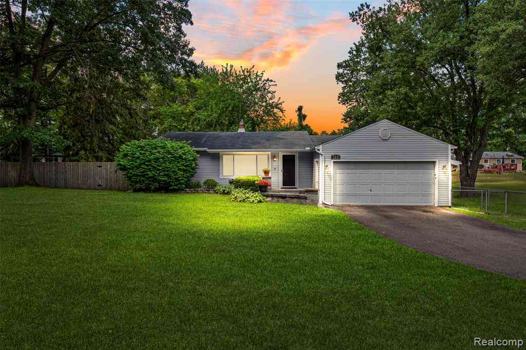 Homes For Sale - 129 E Beechdale Street <br/> Commerce Twp, MI 48382