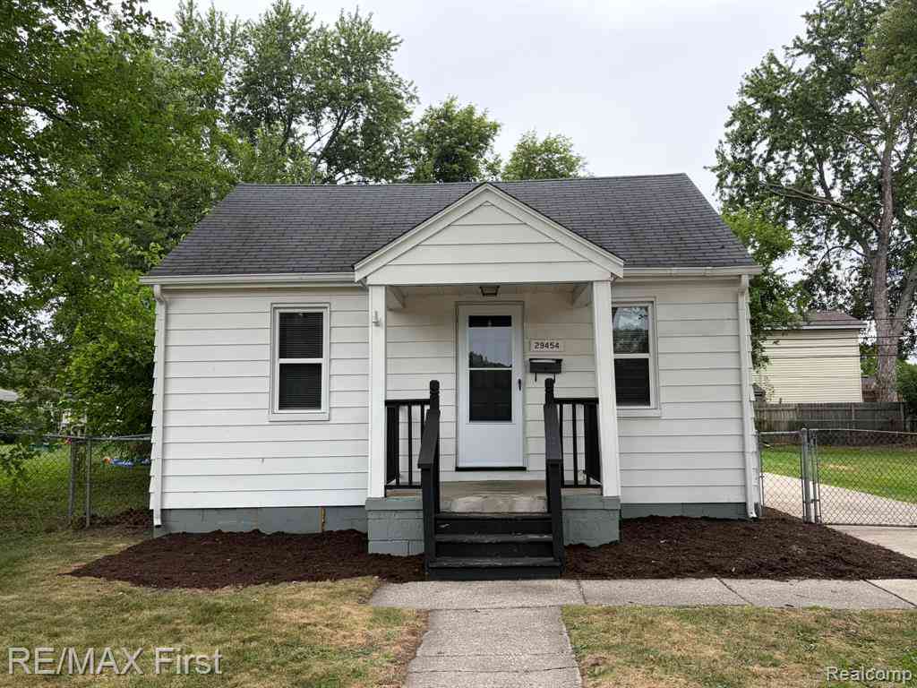 Homes For Sale - 29454 Maplewood Street <br/> Wayne County, Garden City, MI 48135