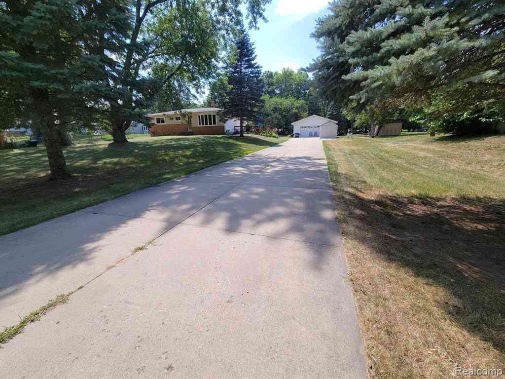 Homes For Sale - 655 Reynolds Drive <br/> Waterford, MI 48328