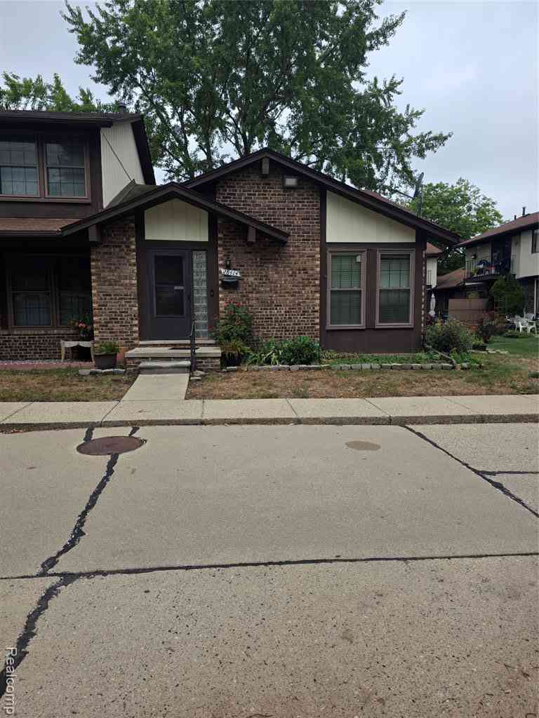 Condo For Sale - 28414 Queens Court <br/> Warren, MI 48093