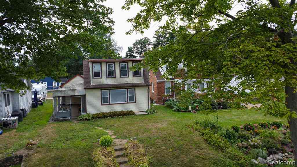 Homes For Sale - 9556 Round Lake Boulevard <br/> Oakland County, White Lake, MI 48386