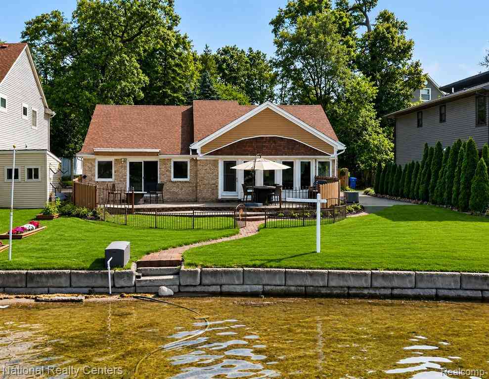 Homes For Sale - 560 Black Oaks Trail <br/> Howell, MI 48843