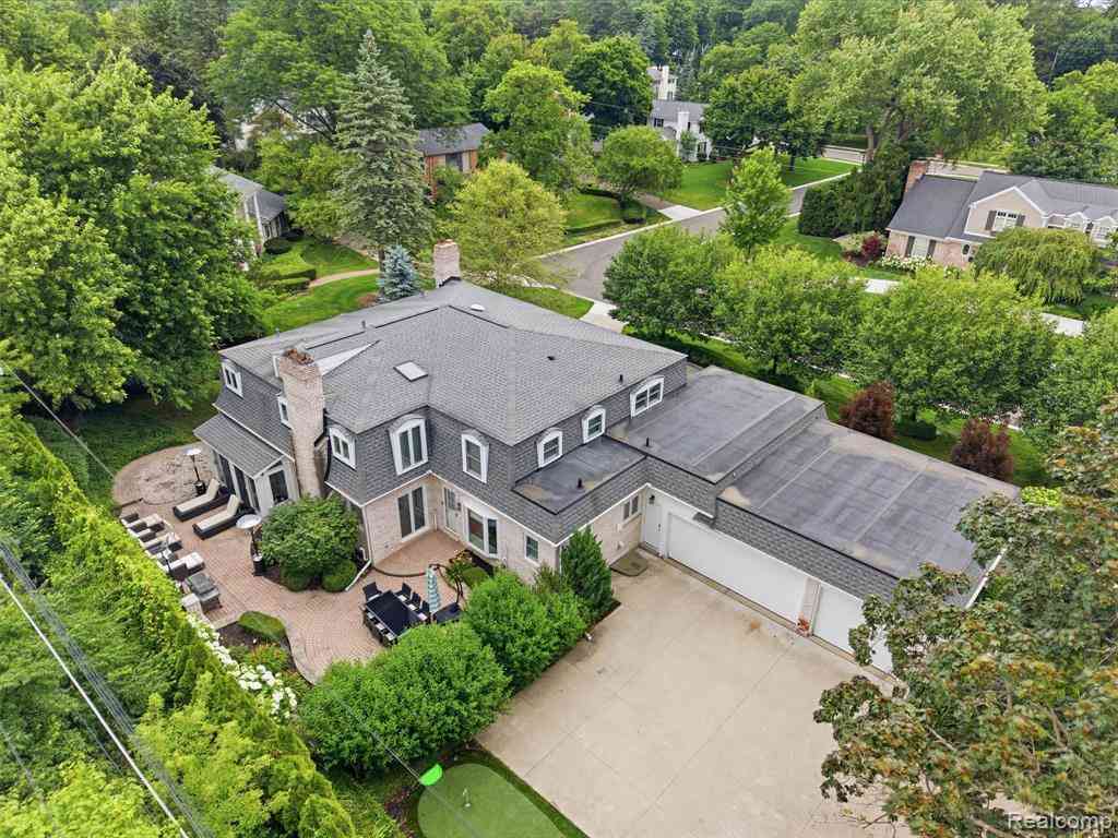 Homes For Sale - 1281 Twin Maples Lane <br/> Bloomfield Hills, MI 48301