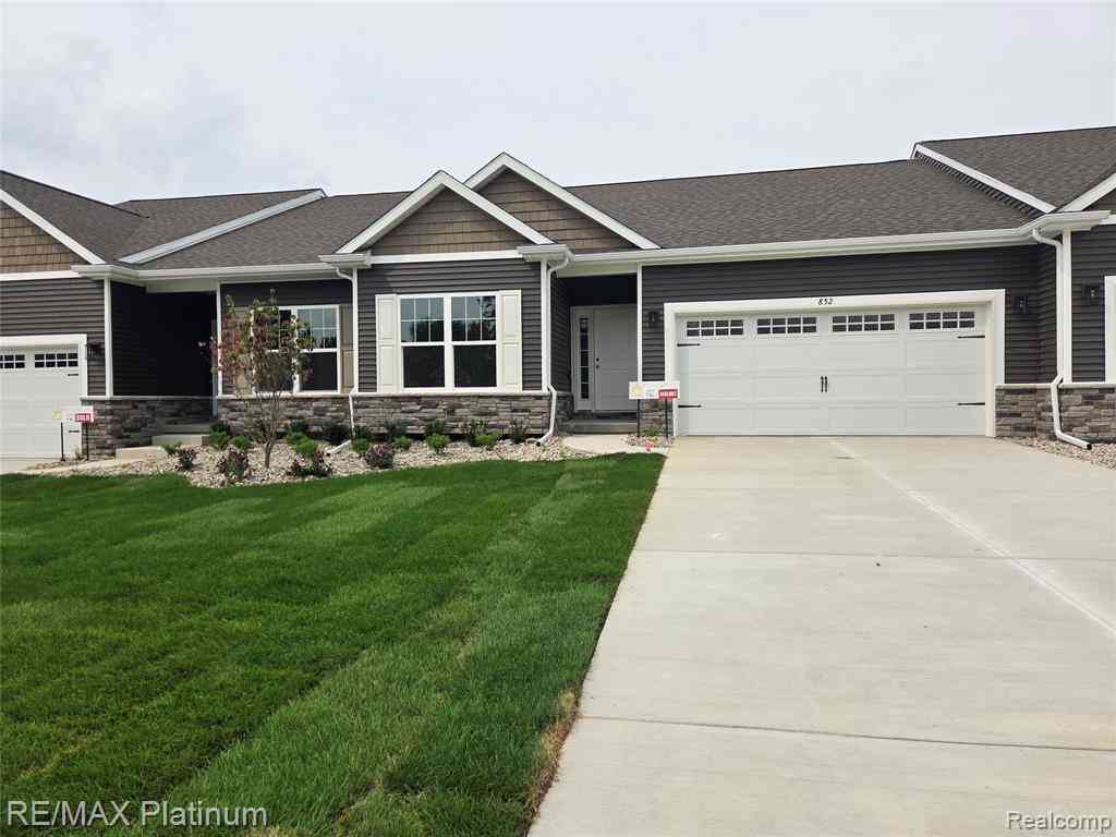 Condo For Sale - 834 Oakwood Circle  #35<br/> Fenton, MI 48430