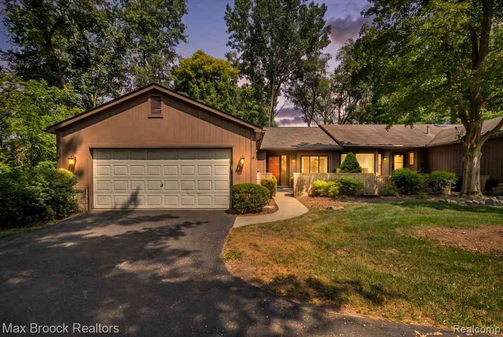 Condo For Sale - 1032 Oak Pointe Drive <br/> Oakland County, Waterford, MI 48327
