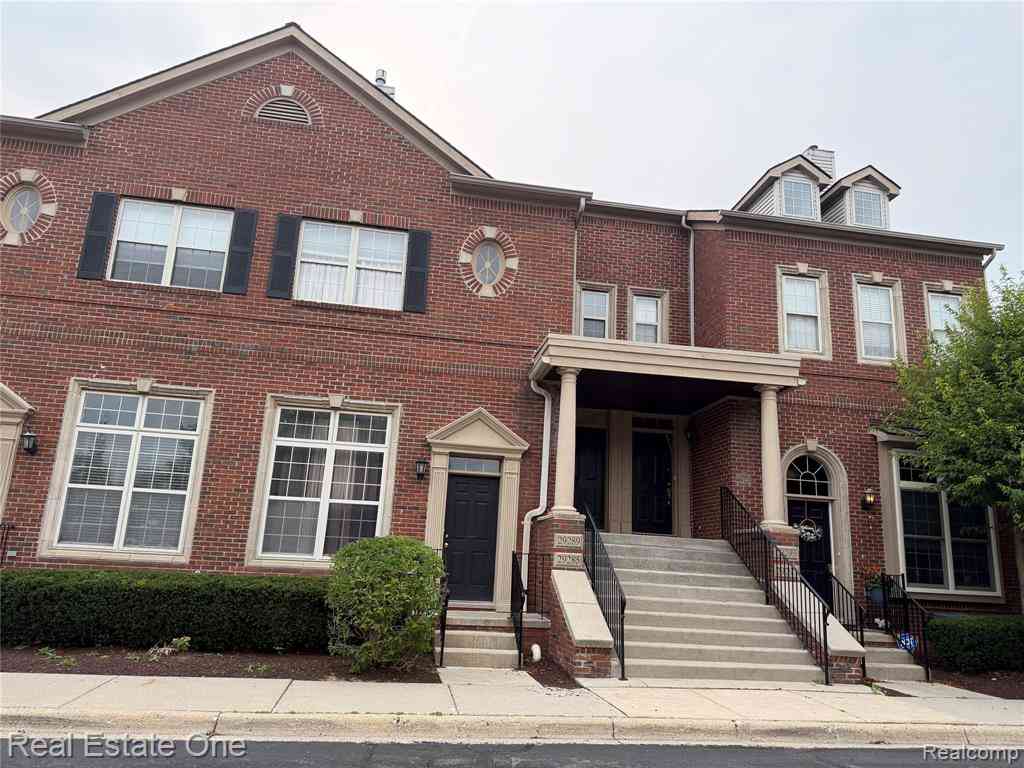 Condo For Rent - 29285 Glen Oaks Boulevard <br/> Farmington Hills, MI 48334