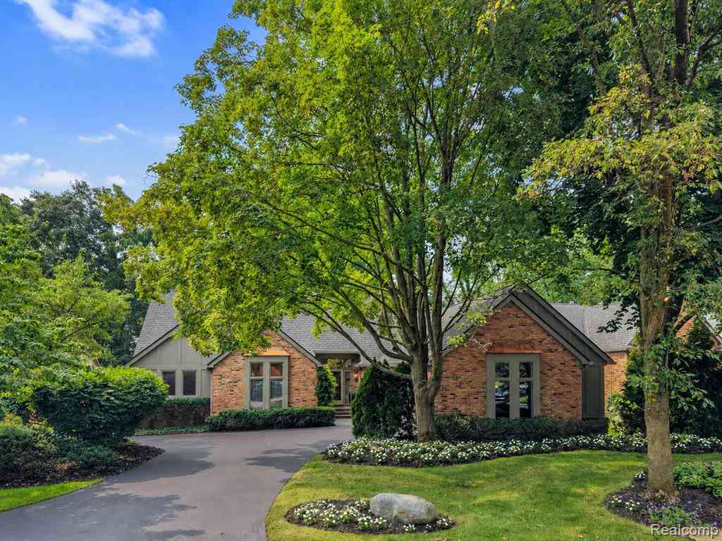 Condo For Sale - 213 Norcliff Drive <br/> Oakland County, Bloomfield Hills, MI 48302