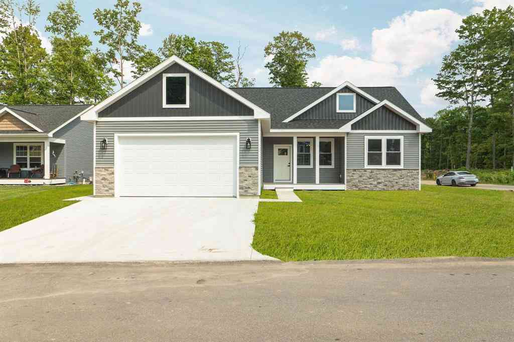 Homes For Sale - 2207 Cottonwood Avenue <br/> Traverse City, MI 49637