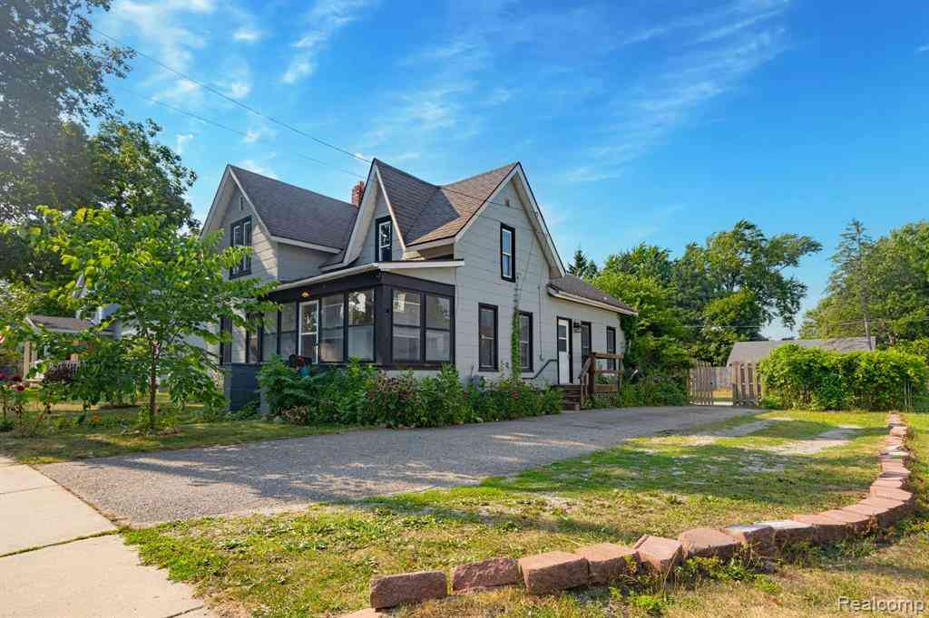 Homes For Sale - 204 Oakland Street <br/> Holly, MI 48442