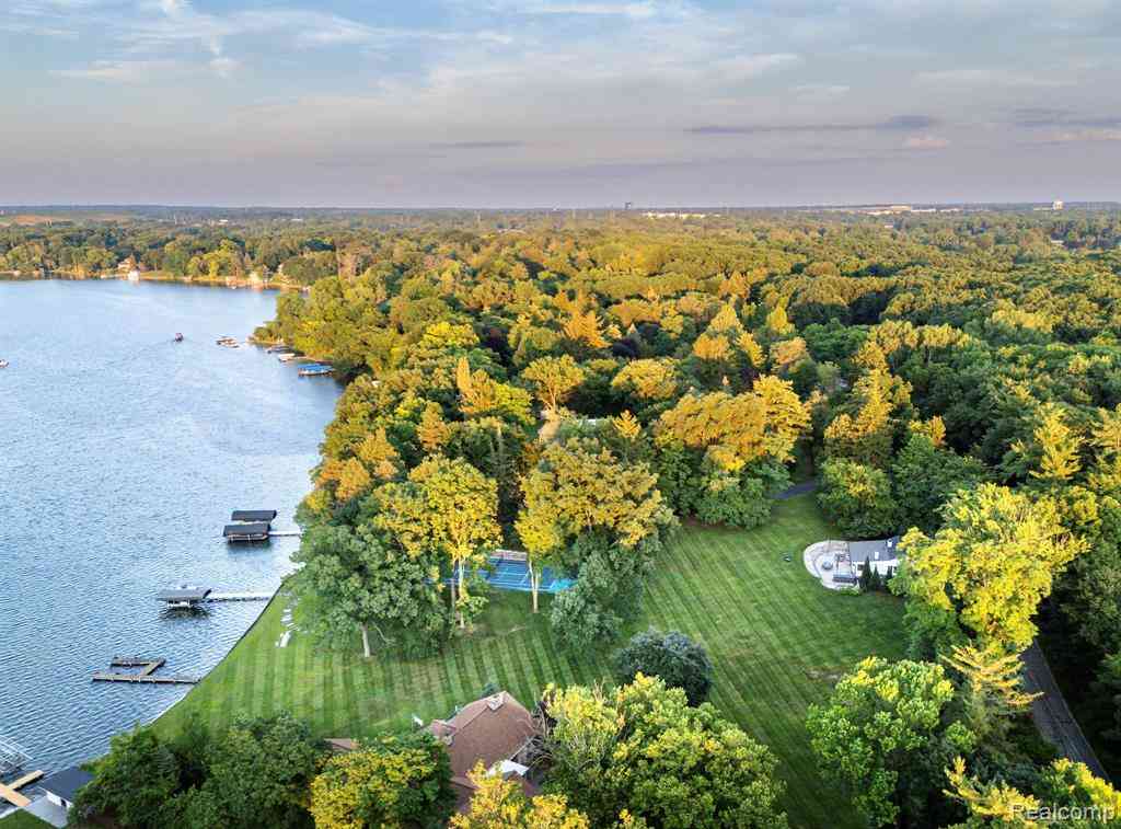 Homes For Sale - 990 Lake Angelus Shores <br/> Oakland County, Lake Angelus, MI 48326