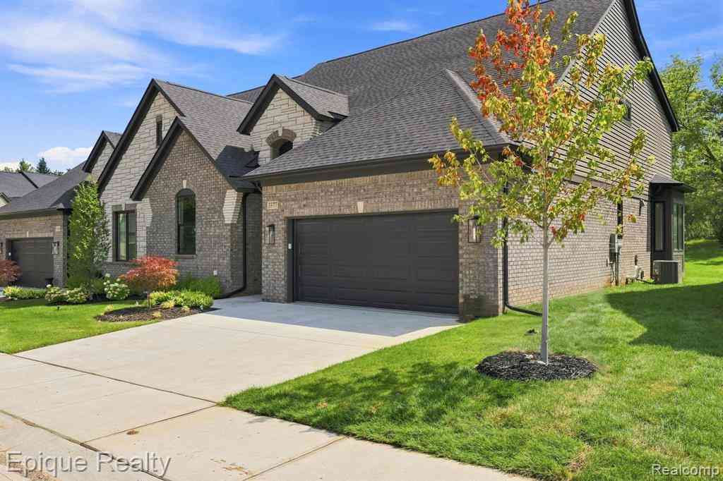 Condo For Sale - 3377 Brookdale Lane  #13<br/> Lake Orion, MI 48360
