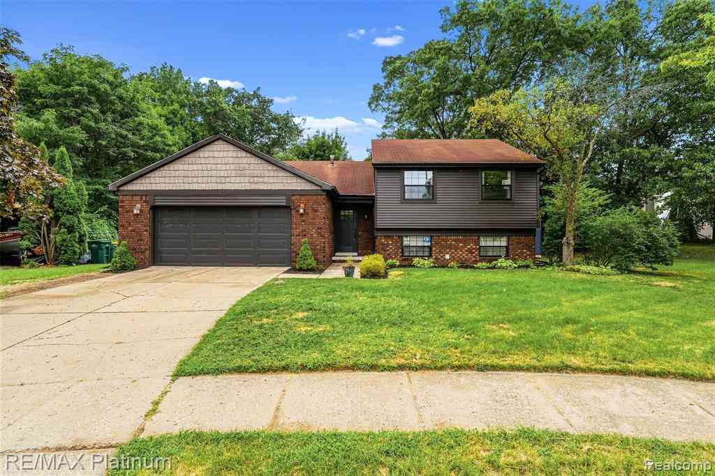 Homes For Sale - 815 Oak Ridge Court <br/> Brighton, MI 48116