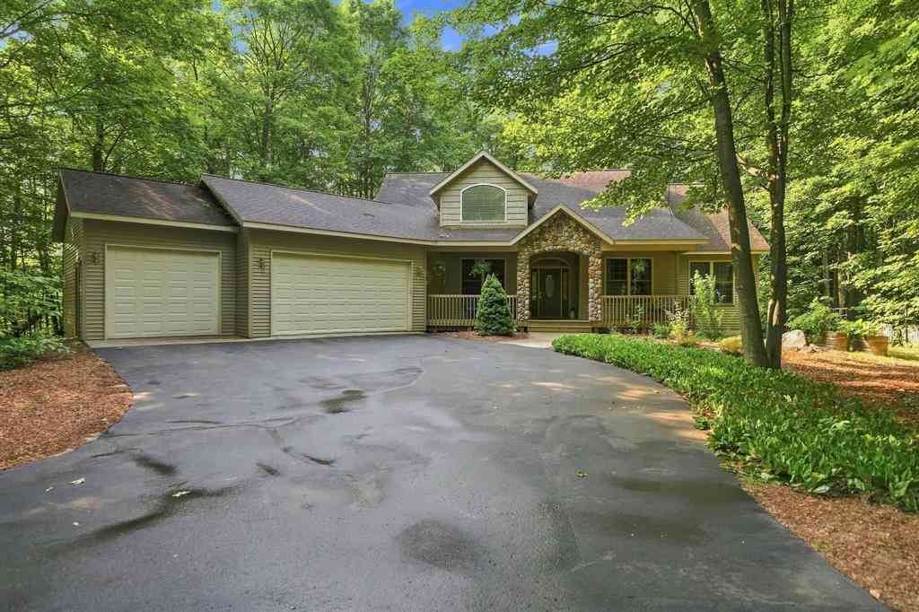 Homes For Sale - 982 Shamrock Lane <br/> Traverse City, MI 49696