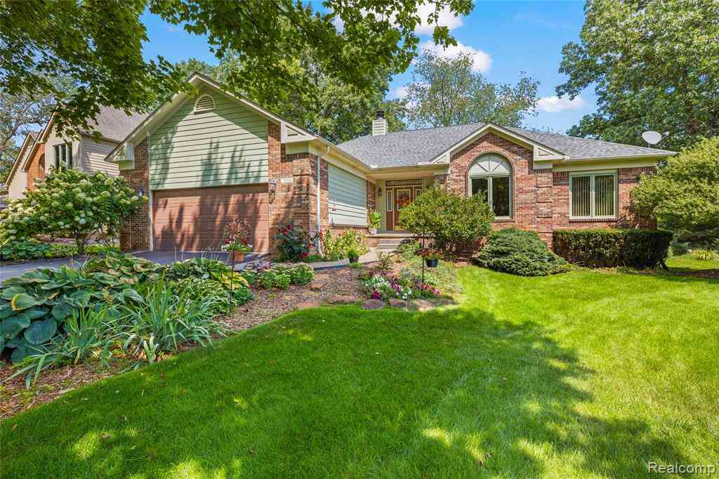 Homes For Sale - 2050 Shire Court <br/> Commerce Twp, MI 48382