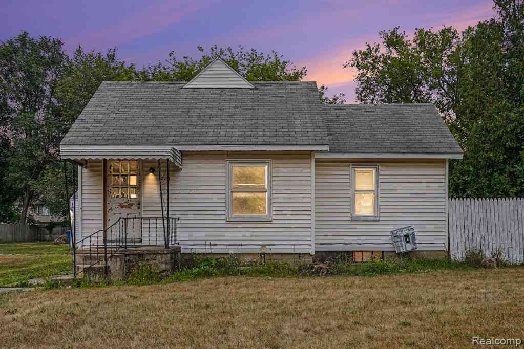 Homes For Sale - 725 E Sherman Street <br/> Oakland County, Holly, MI 48442