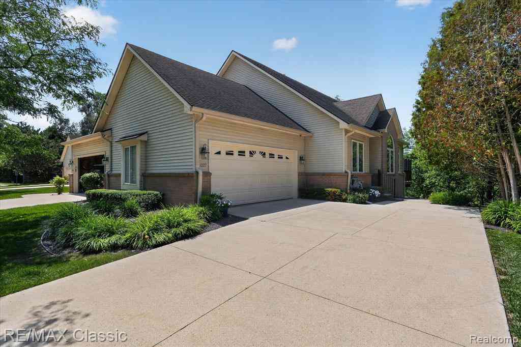 Condo For Sale - 1007 Bird Song Lane  #4<br/> Oakland County, Milford, MI 48381