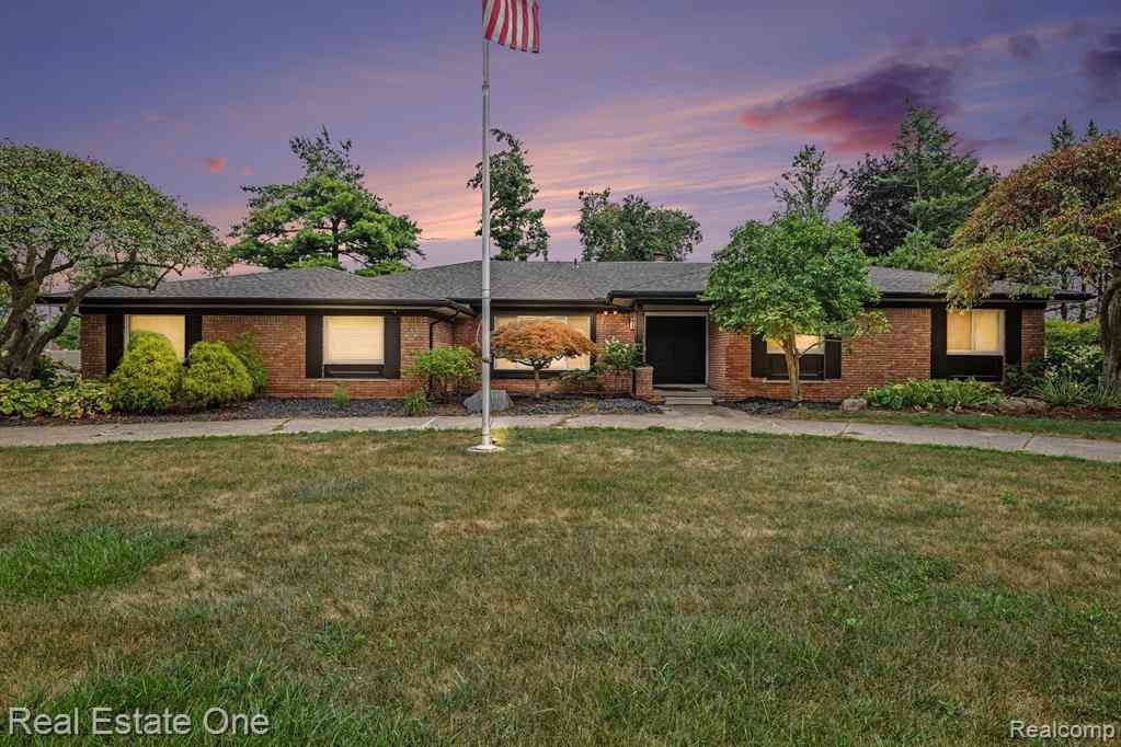 Homes For Sale - 11584 Chicago Road <br/> Macomb County, Warren, MI 48093
